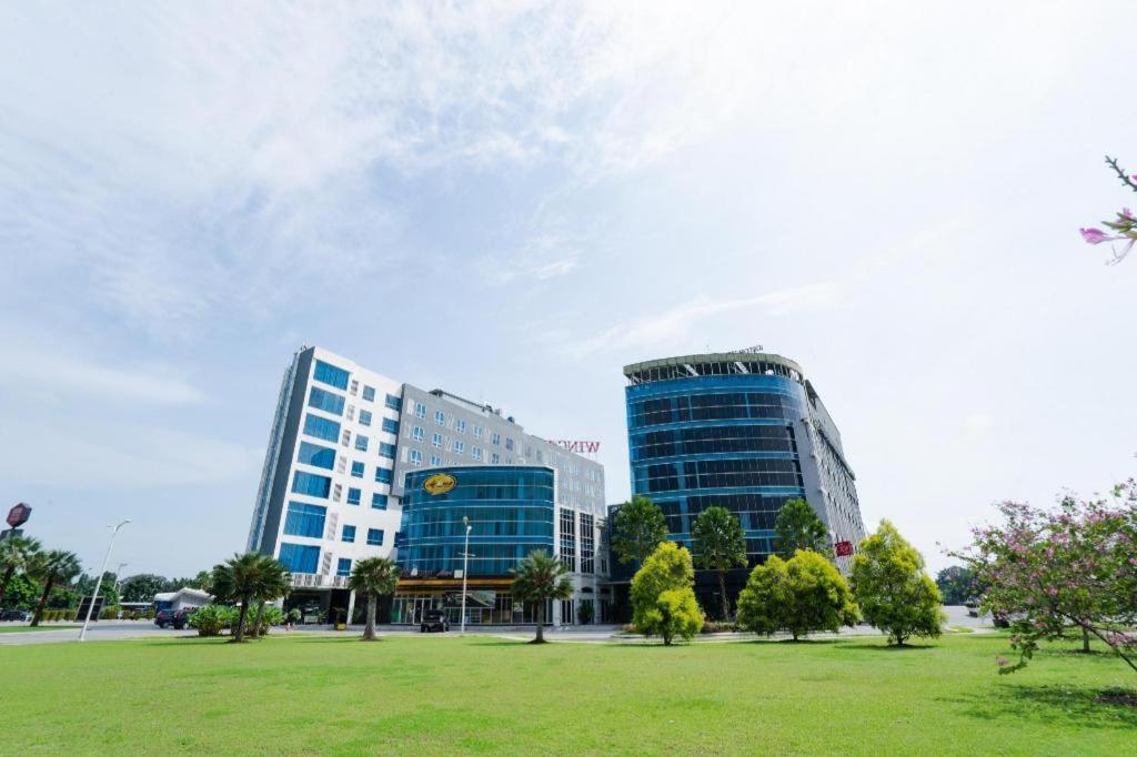 The Crew Hotel Kualanamu International Airport Medan Zewnętrze zdjęcie