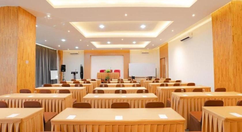 The Crew Hotel Kualanamu International Airport Medan Zewnętrze zdjęcie