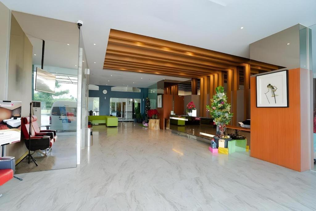 The Crew Hotel Kualanamu International Airport Medan Zewnętrze zdjęcie
