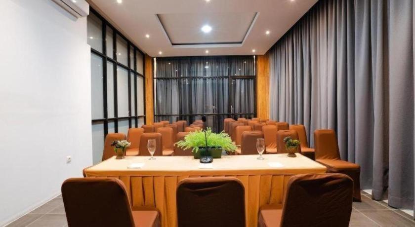 The Crew Hotel Kualanamu International Airport Medan Zewnętrze zdjęcie